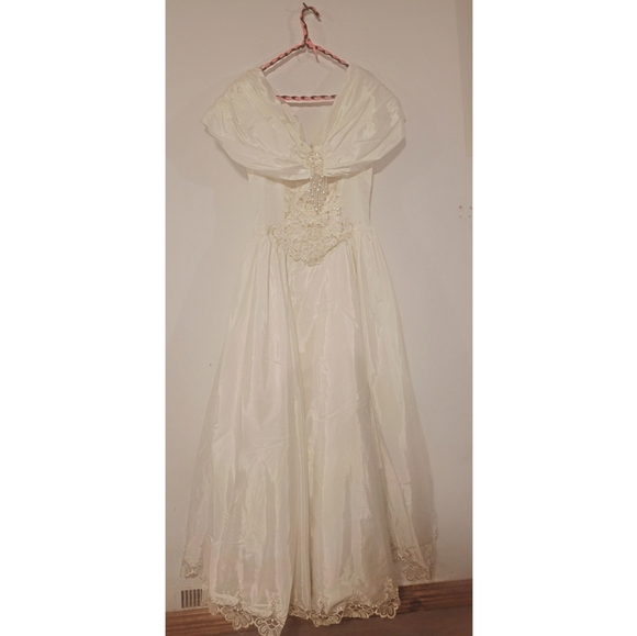 Vintage Off Shoulder Wedding Dress - Picture 8 of 9
